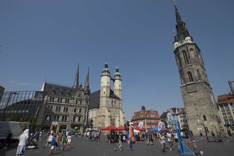 Blick auf den Halleschen Marktplatz und die Spielfelder.