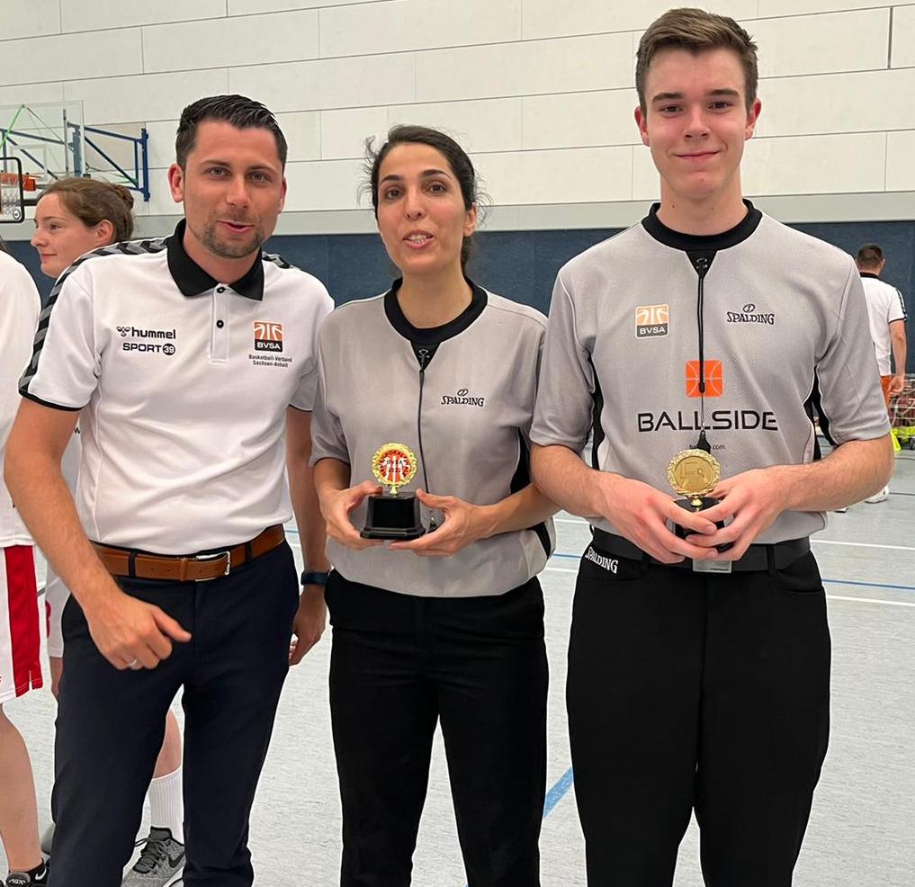 Vorstand für Sportorganisation Sebastian Günther mit den beiden Schiedsrichtern des Finalsspiels // Foto: BVSA