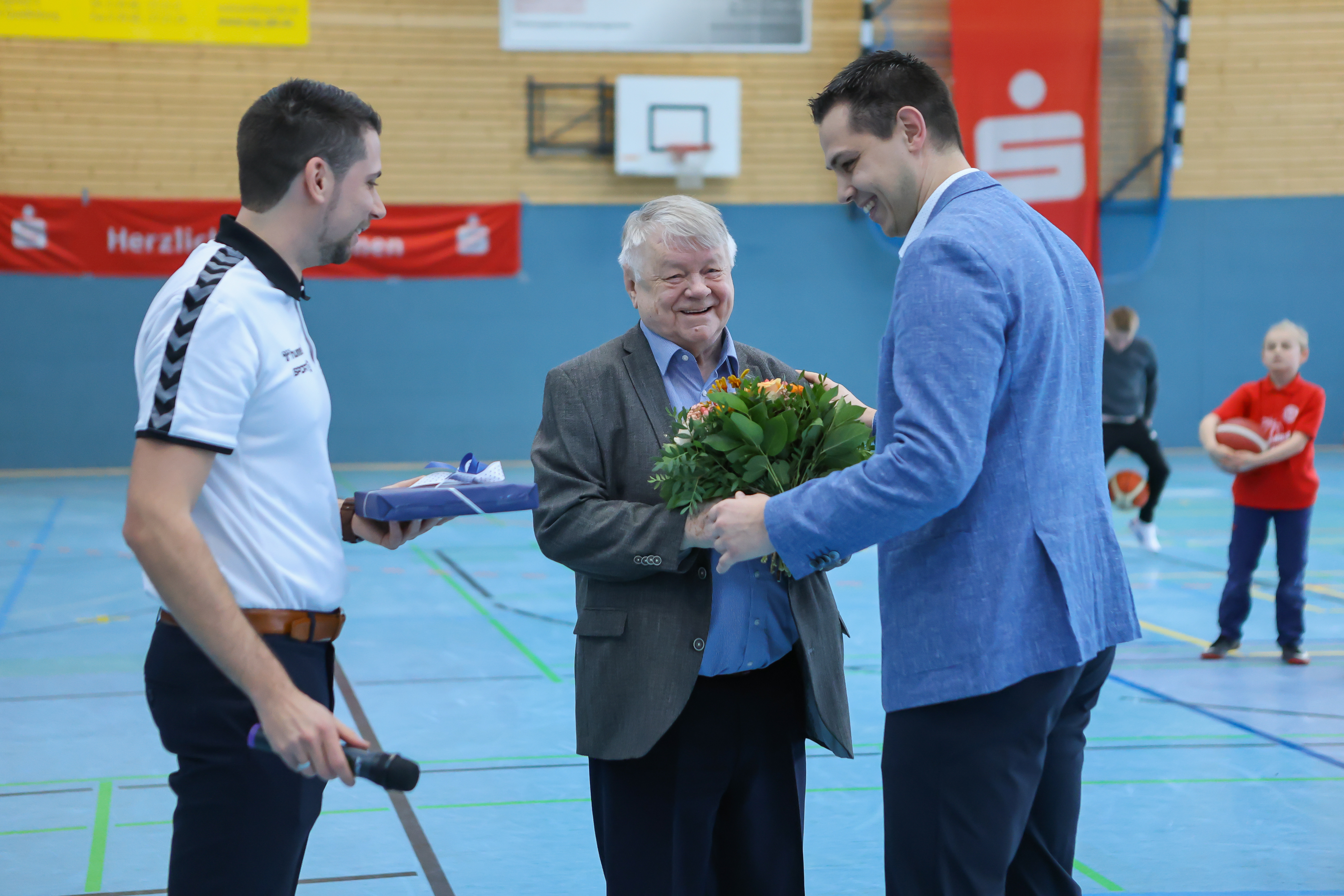 Sebastian Günther und Carsten Straube überreichen Fritz Jauckus ein Präsent anlässlich seines 80.Geburtstages. // Foto: Marko Heiroth