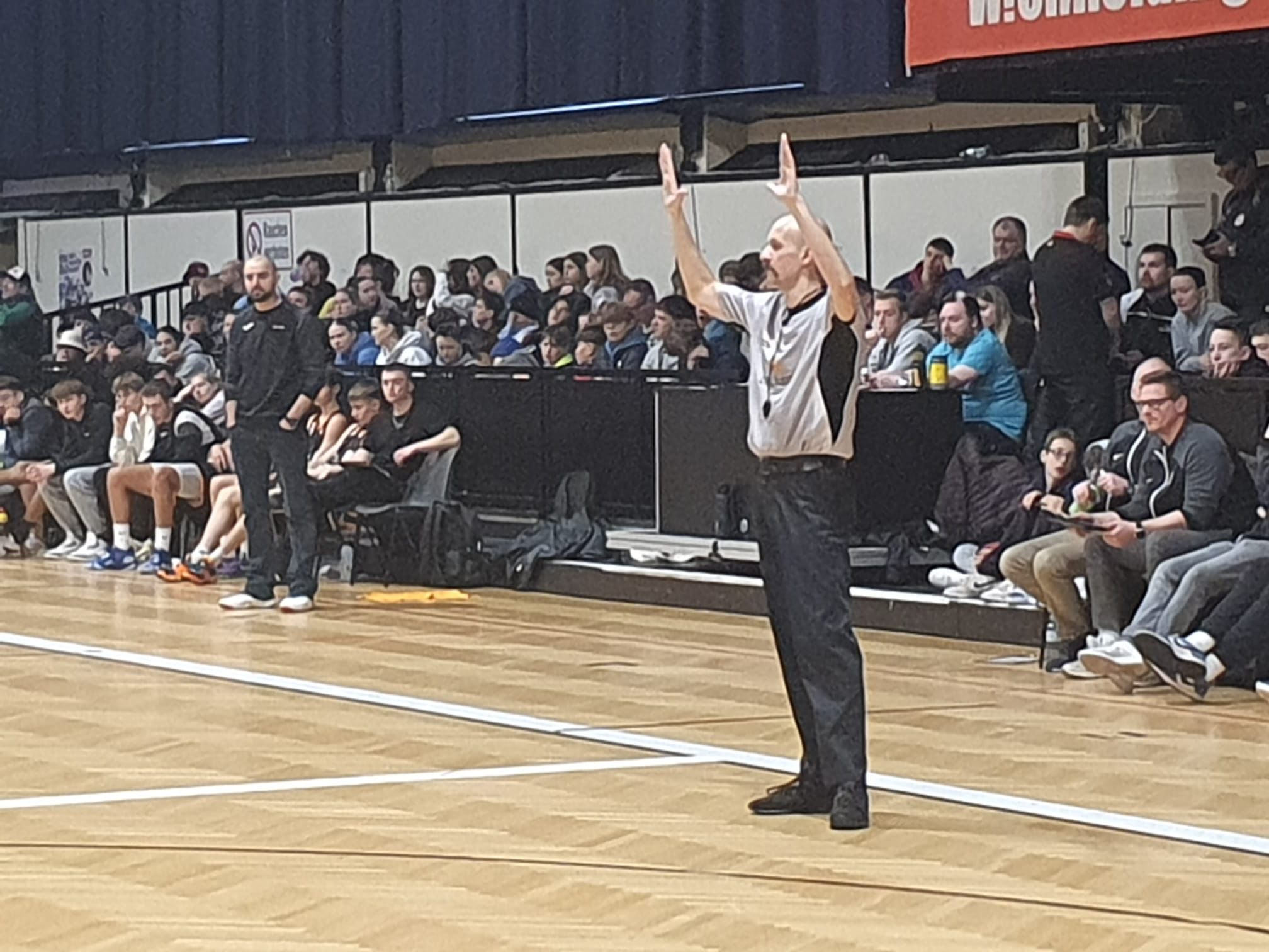 Schierhorn als Schiedsrichter beim internationalen Basketballturnier in Wien / © Florian Schierhorn