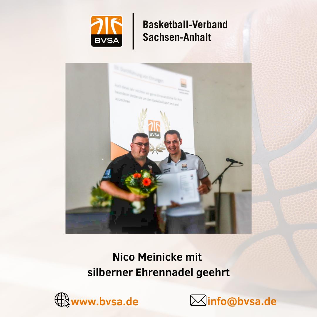 Nico Meinicke wird vom Vorsitzenden Carsten Straube ausgezeichnet