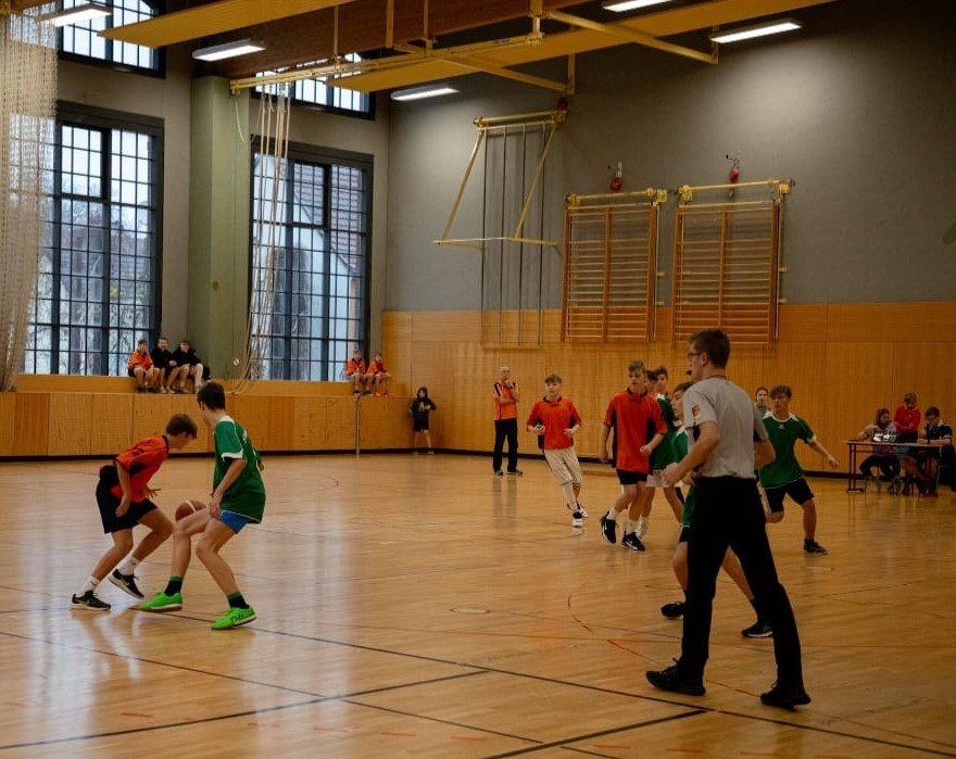 Christakis als Schiedsrichter beim Kreisfinale Jugend trainiert für Olympia / © Marion Kuropka-Schütz