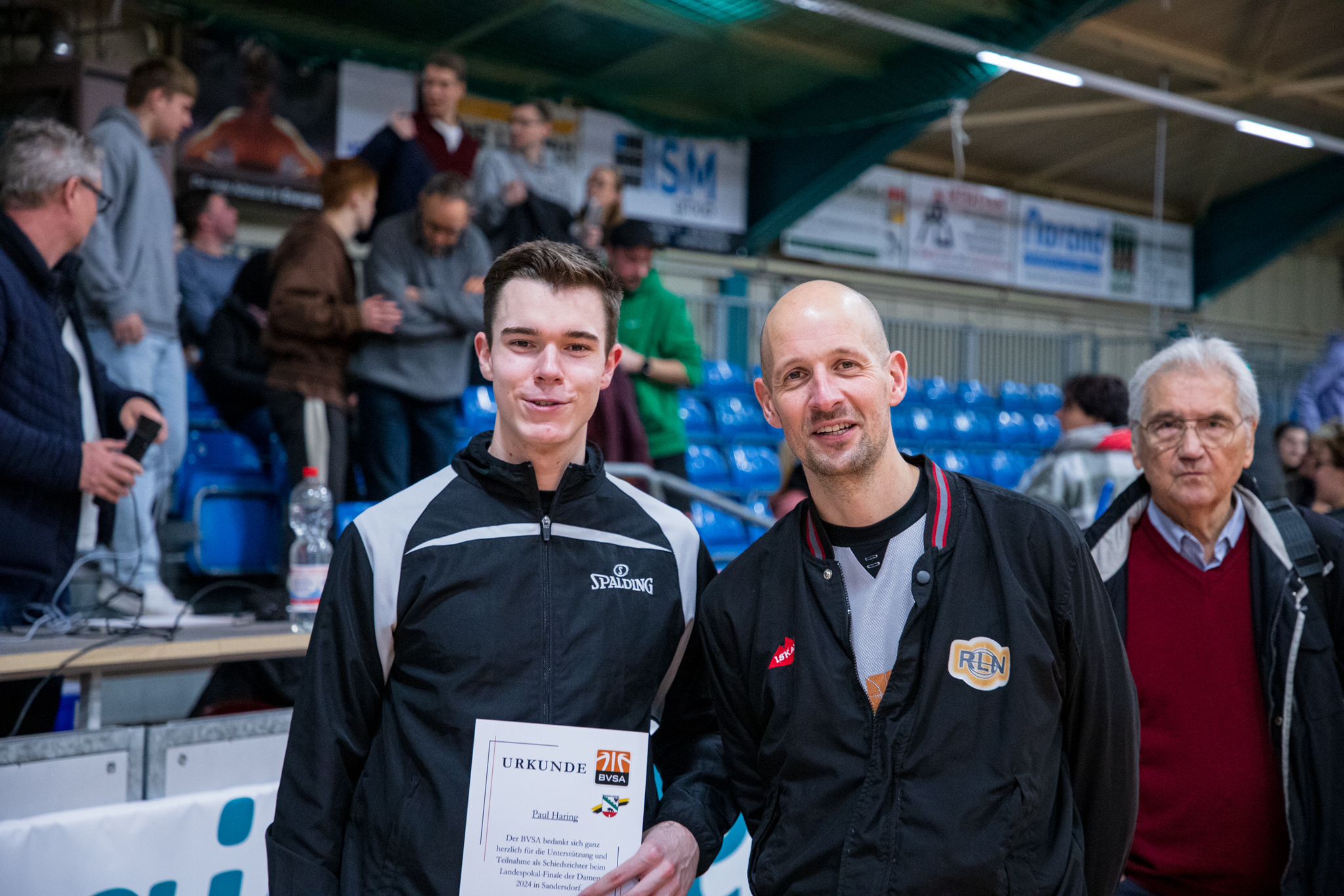 Das Schiedsrichtergespann der Finalpartie Paul Haring (li.) und Florian Schierhorn