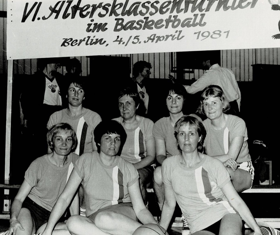 Marlies Ixmeier in der Seniorinnenmannschaft (vorne rechts)