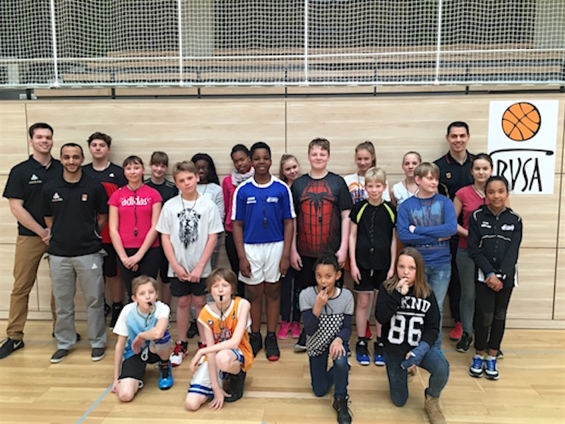 Die Jungs und Mädels der SV Halle LIONS auf den gemeinsamen Foto zum Nachwuchsregelworkshop // Foto: BVSA