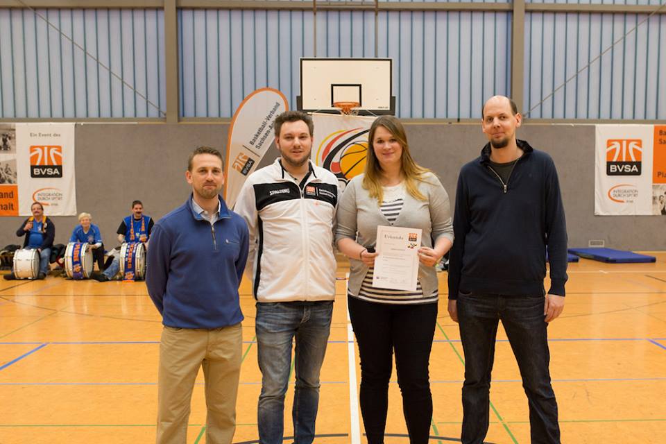 Anja Lausch empfängt die Ehrennadel des BVSA in Bronze. Von links: Florian König, Philipp Streit, Anja Lausch, Christian Huhn. // Foto: Harloff
