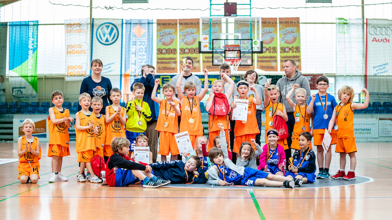 Die Nachwuchsbasketballer feiern das Finale der BVSA U8/U10 Kids Cup - Serie. // Foto: Hartmut Bösener
