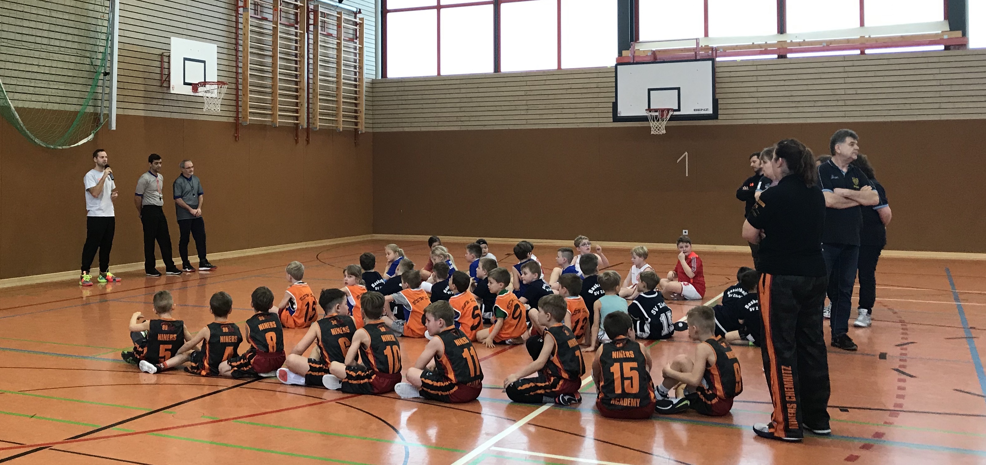 Die besten Teamplayer des Tages: Lennard (BSW Sixers), Finja (SV Halle), Minu (PSG Luchse Wernigerode), Joshua (SV Zörbig) // Foto: BVSA Die Turniereröffnung wurde von Kai Nagler durchgeführt. // Foto: BVSA