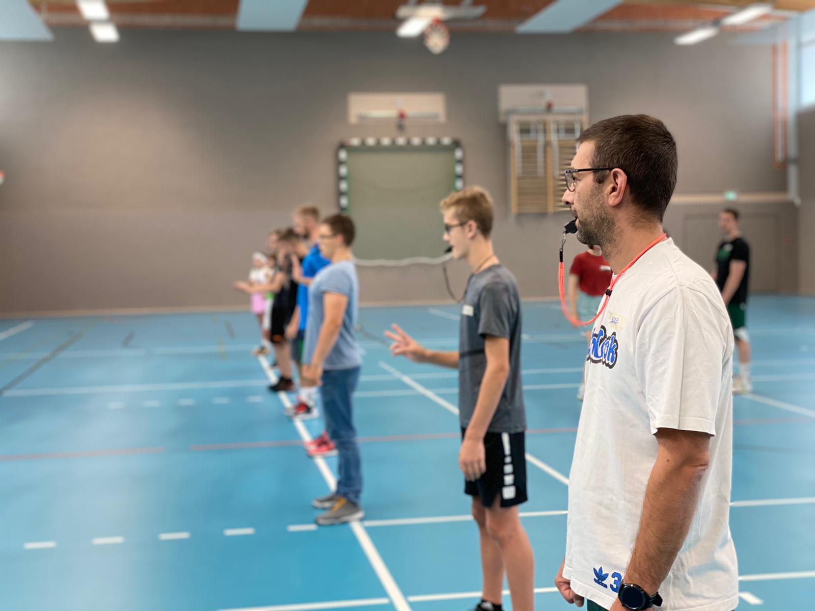 Jedes offizielle Handzeichen wurde eingeübt. // Foto: Oliver Krösch