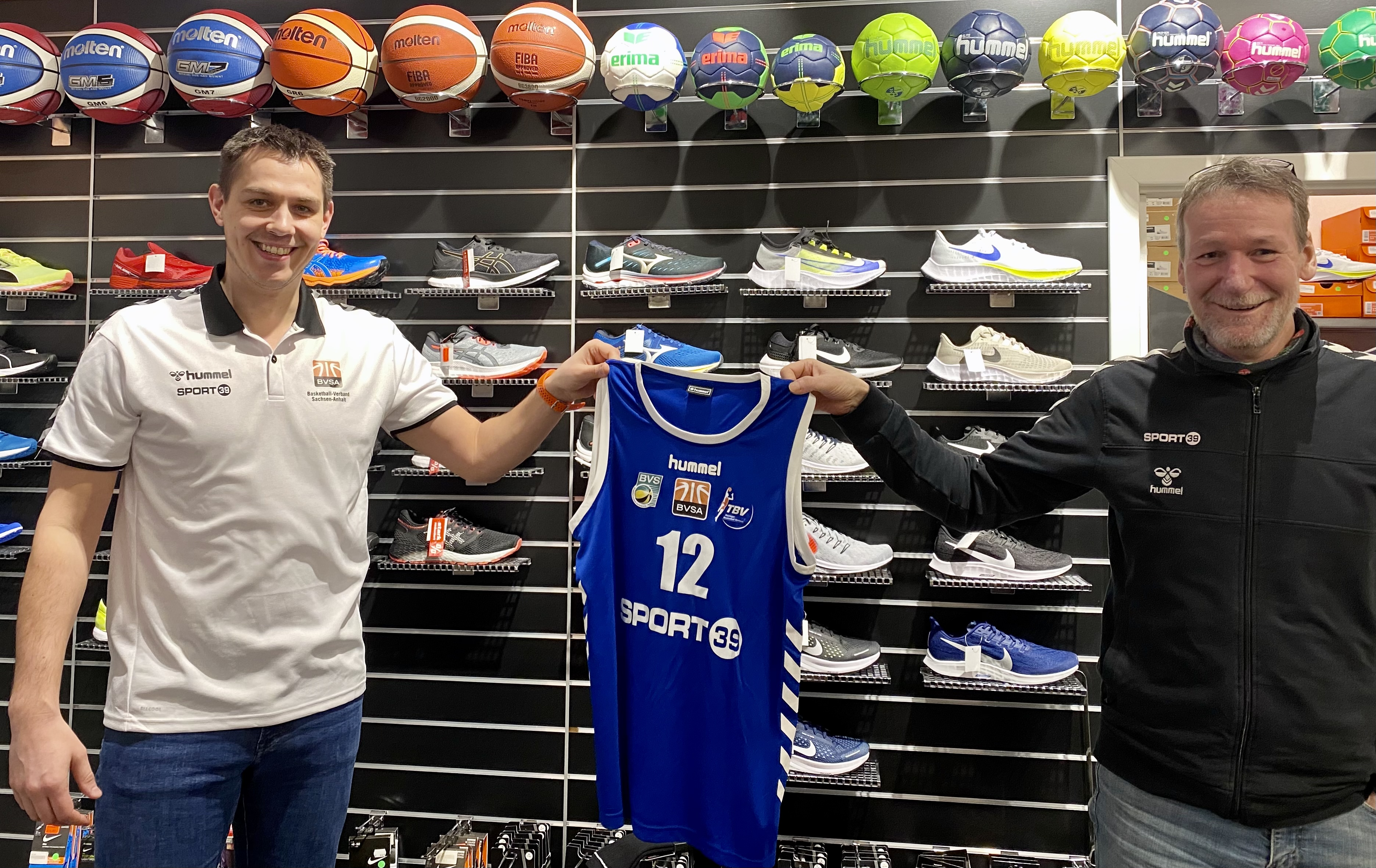 Carsten Straube und Stefan Wildgrube präsentieren das neue Trikot der MDA. // Foto: BVSA Carsten Straube und Stefan Wildgrube präsentieren das neue Trikot der MDA. // Foto: BVSA