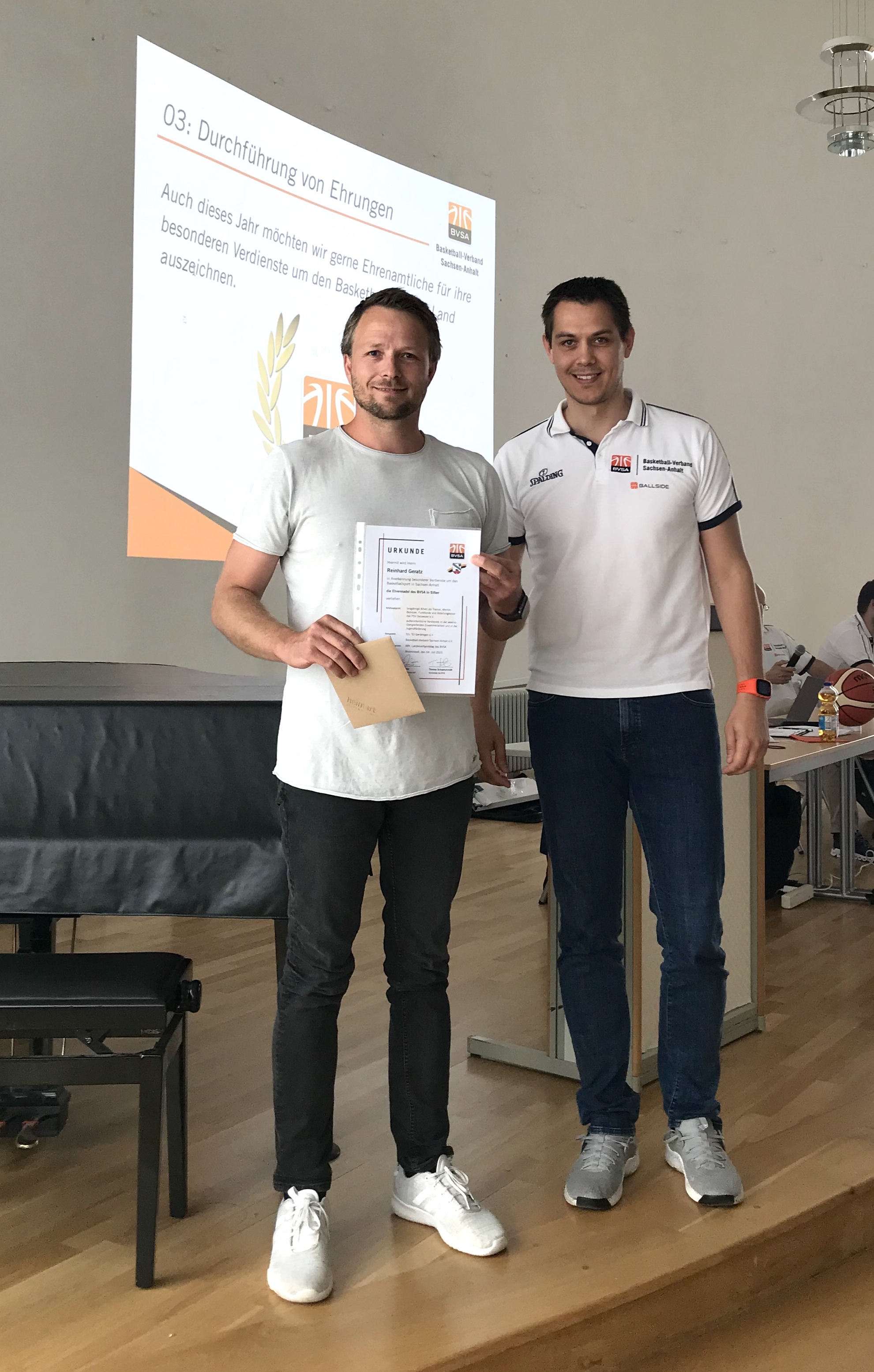 Carsten Straube verlieh Reinhard Geratz auf dem LVT am 04.07.2020 in Wolmirstedt die Ehrennadel in Silber. // Foto: BVSA Carsten Straube verlieh Reinhard Geratz auf dem LVT am 04.07.2020 in Wolmirstedt die Ehrennadel in Silber. // Foto: BVSA