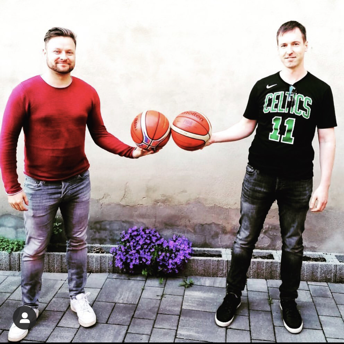 Daniel Linder übergibt der Burger Freizeitgruppe ihre neuen Basketbälle zur Abteilungsgründung. // Foto: BVSA Daniel Linder übergibt der Burger Freizeitgruppe ihre neuen Basketbälle zur Abteilungsgründung. // Foto: BVSA
